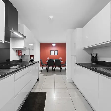 4br Perfect For Long Free Parking * Leeds (West Yorkshire)